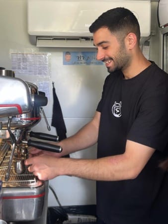 גיא מתנדבי קפה עמית